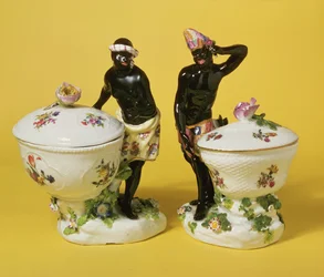 Zwei Schwarze Meissener Figuren neben Konfektkörben und Deckeln, 1741